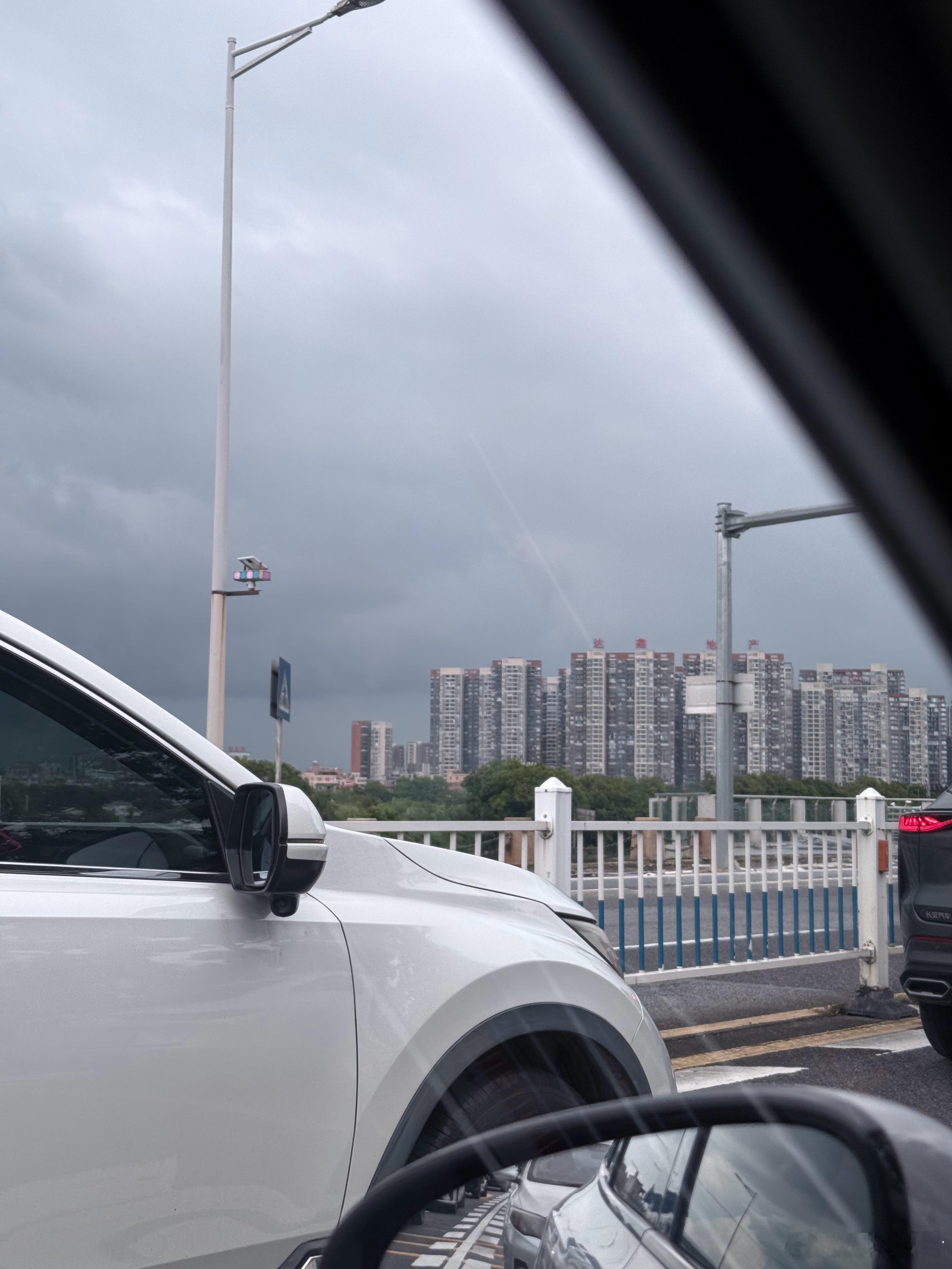 广东下暴雨塞车几公里而我听着喜欢的歌问浮生能有几多闲 ​​​
