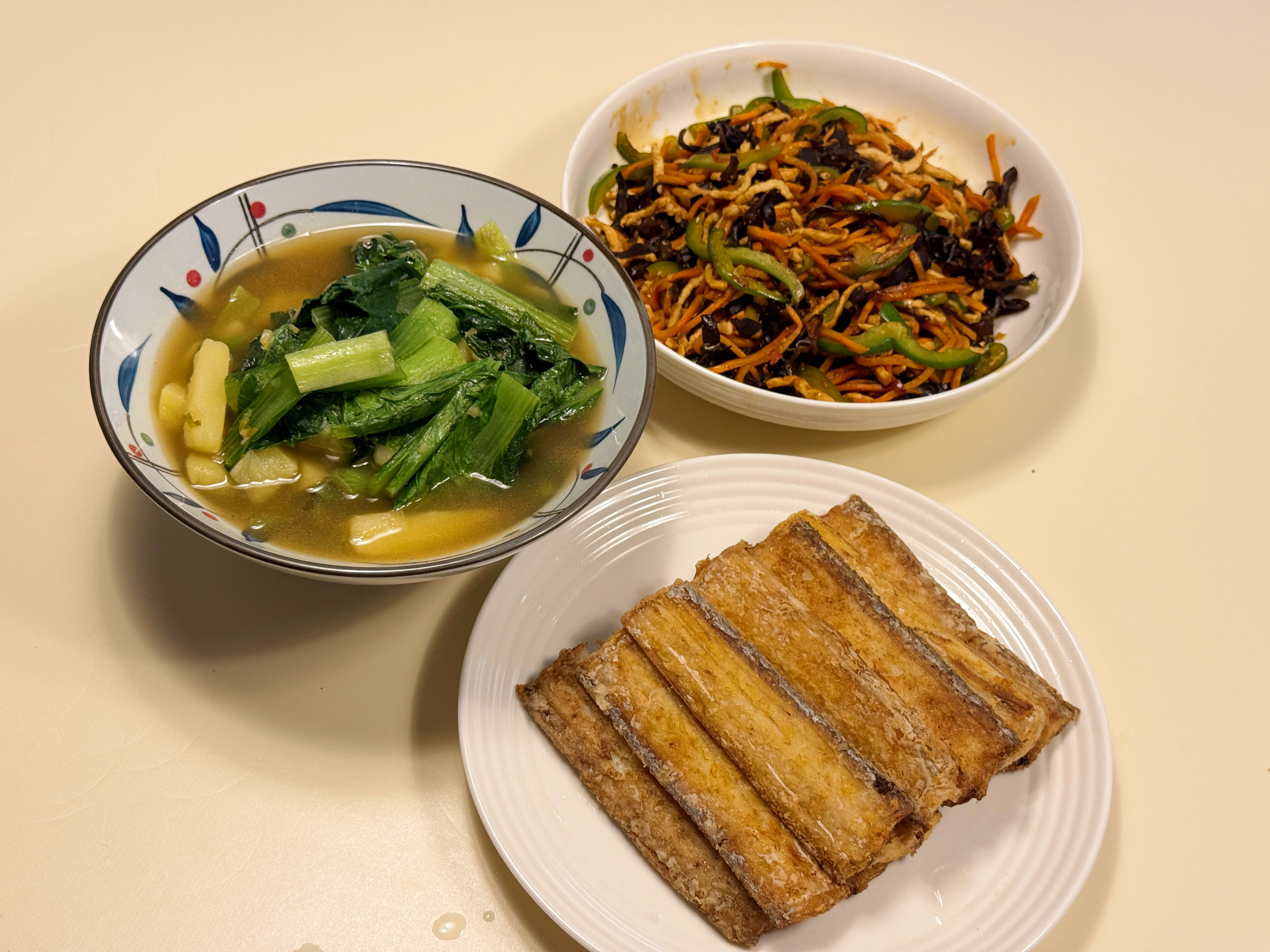 我本来不爱吃鱼香肉丝和宫保鸡丁，有一种大学时期盖饭ptsd的感觉。没招儿，宝宝要