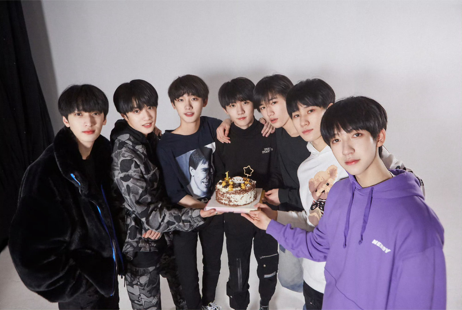 时代少年团复刻早期合照时代少年团合照涂鸦是谁画的 时代少年团复刻了早期合照姿势！