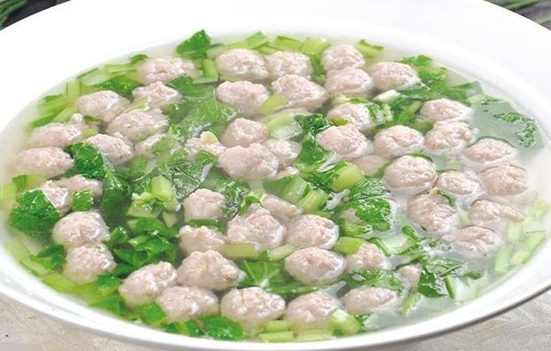 聊城的清汆丸子是美味佳肴：虽然热着吃鲜，但放凉了当零食也别有一番风味。纯肉做的丸