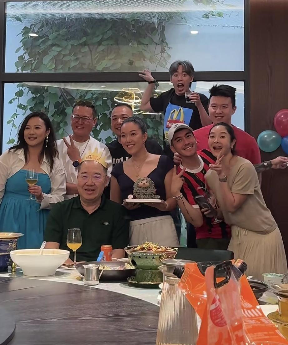英达66岁寿宴上，抱着干孙女喂蛋糕，亲儿子巴图愣是没出现。
那排场不小。北京私房