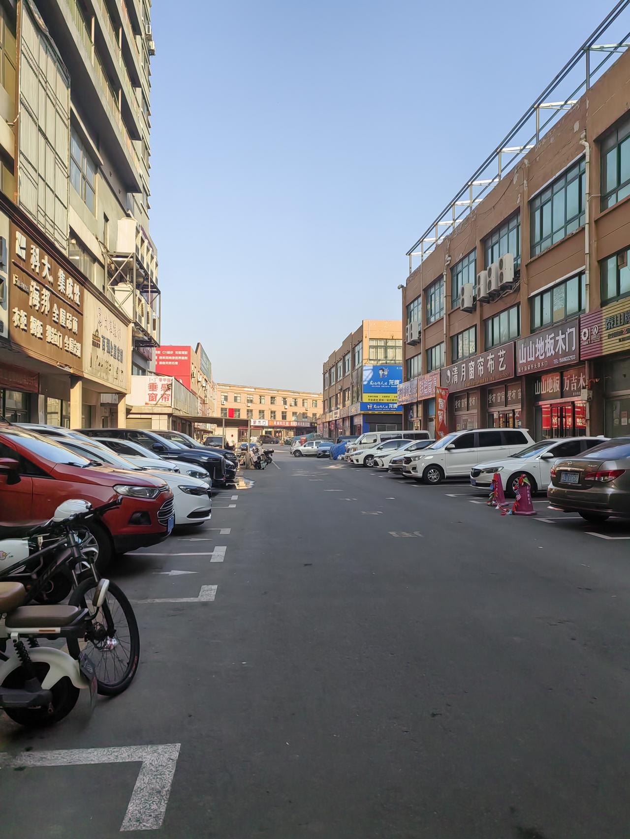 昨天晚饭吃多了。买了一盒捞汁小海鲜惹祸了。其实我吃六个烧麦没问题，正好。可是，多
