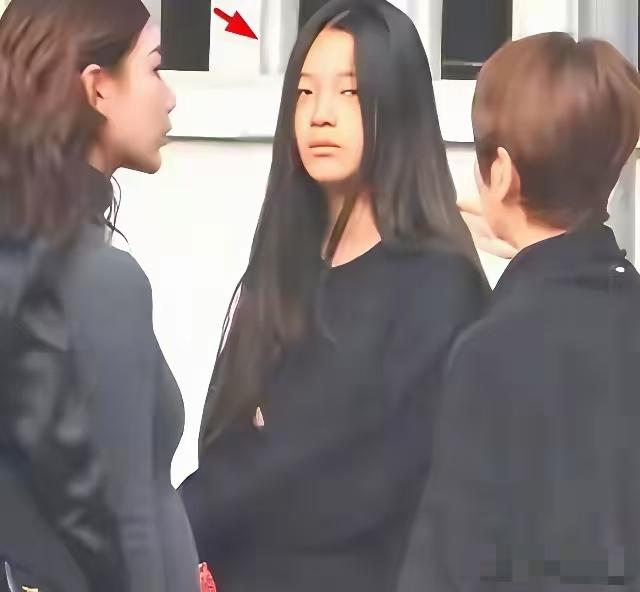 玥儿曾经哭着求汪小菲，能不能不要生其他的孩子，有后妈，亲爹变后爹。月儿最好的选择