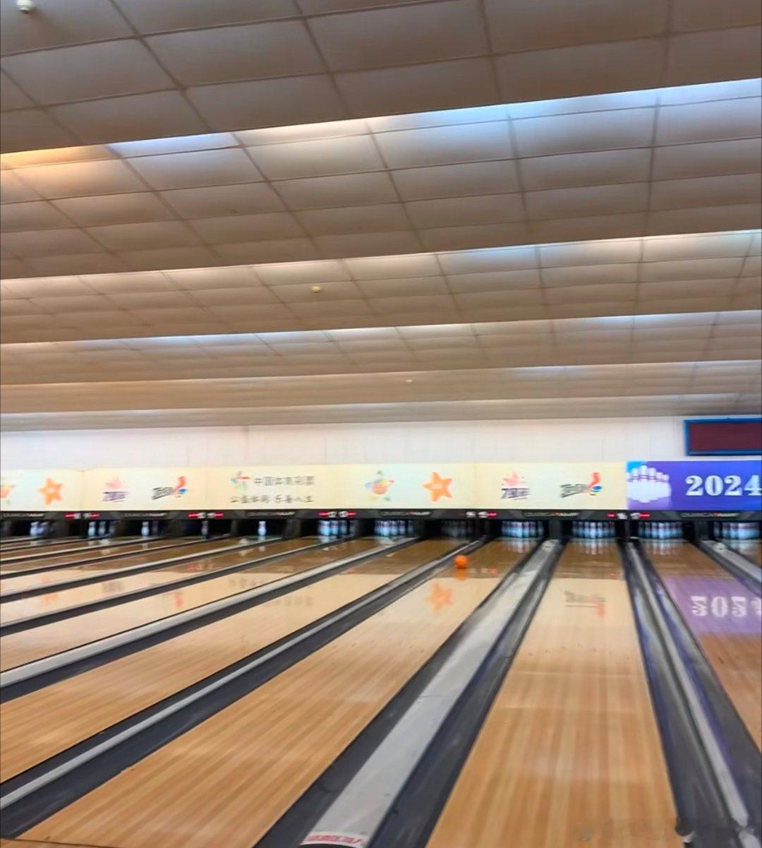 饭后娱乐，带小孩出来玩一玩，难得的周六没行情的时间！黄金金价财经黄金黄金行情价格