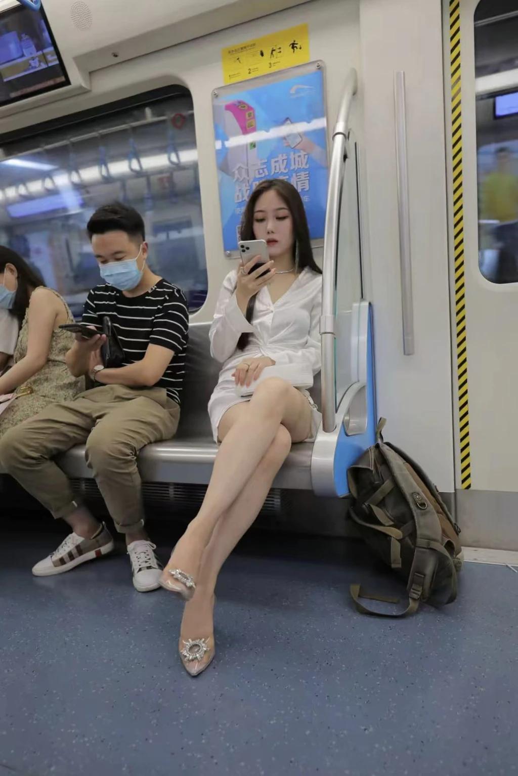 什么年龄段的女人最有女人味?
美女旁边的小伙子不会占便宜
座位离得那么远干什么，