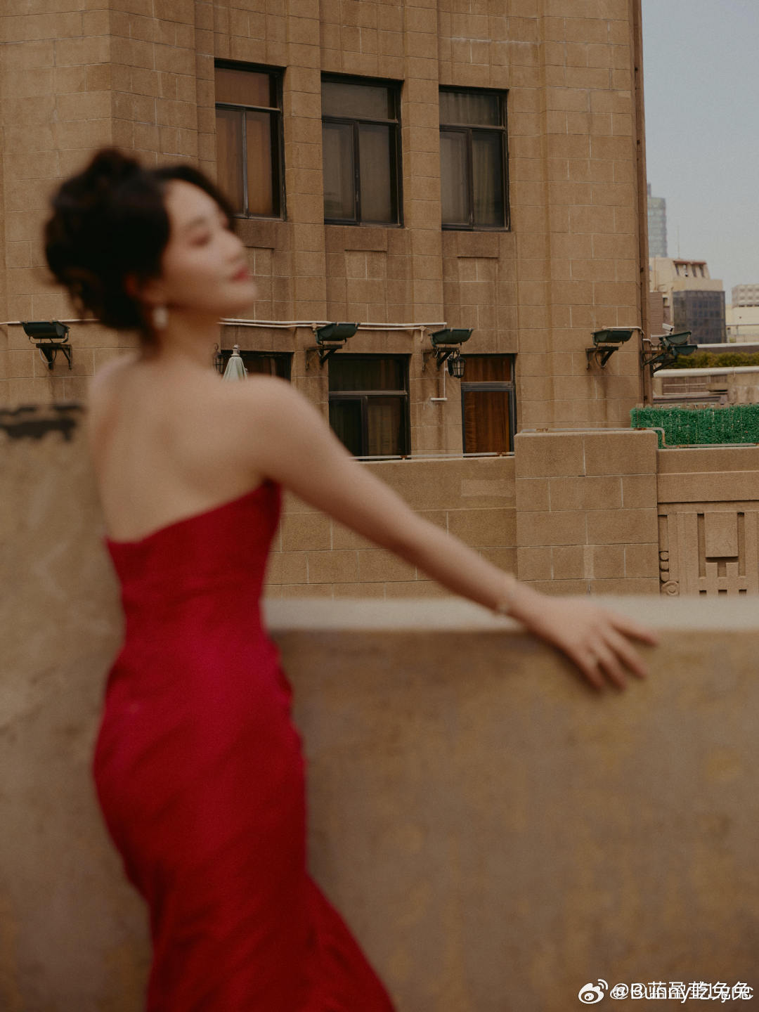 蓝盈莹把红毯穿身上了蓝盈莹这红毯走着走着咋穿身上捏 《电视剧品质盛典》 被蓝盈莹