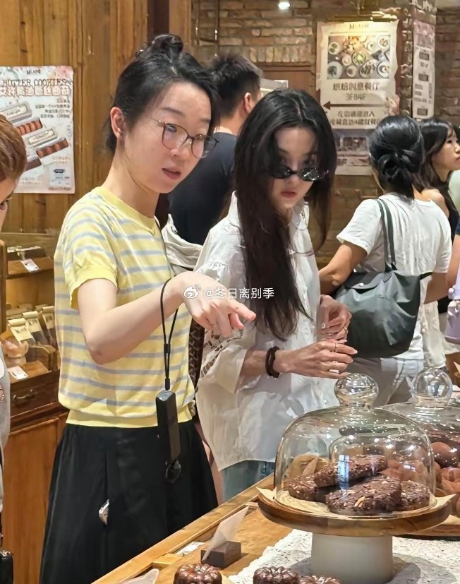 天津面包店偶遇宋祖儿，真人五官精致，樱桃小嘴，侧颜神似张柏芝 
