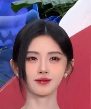 鞠婧祎这个耳朵是做的还是天生的？ 