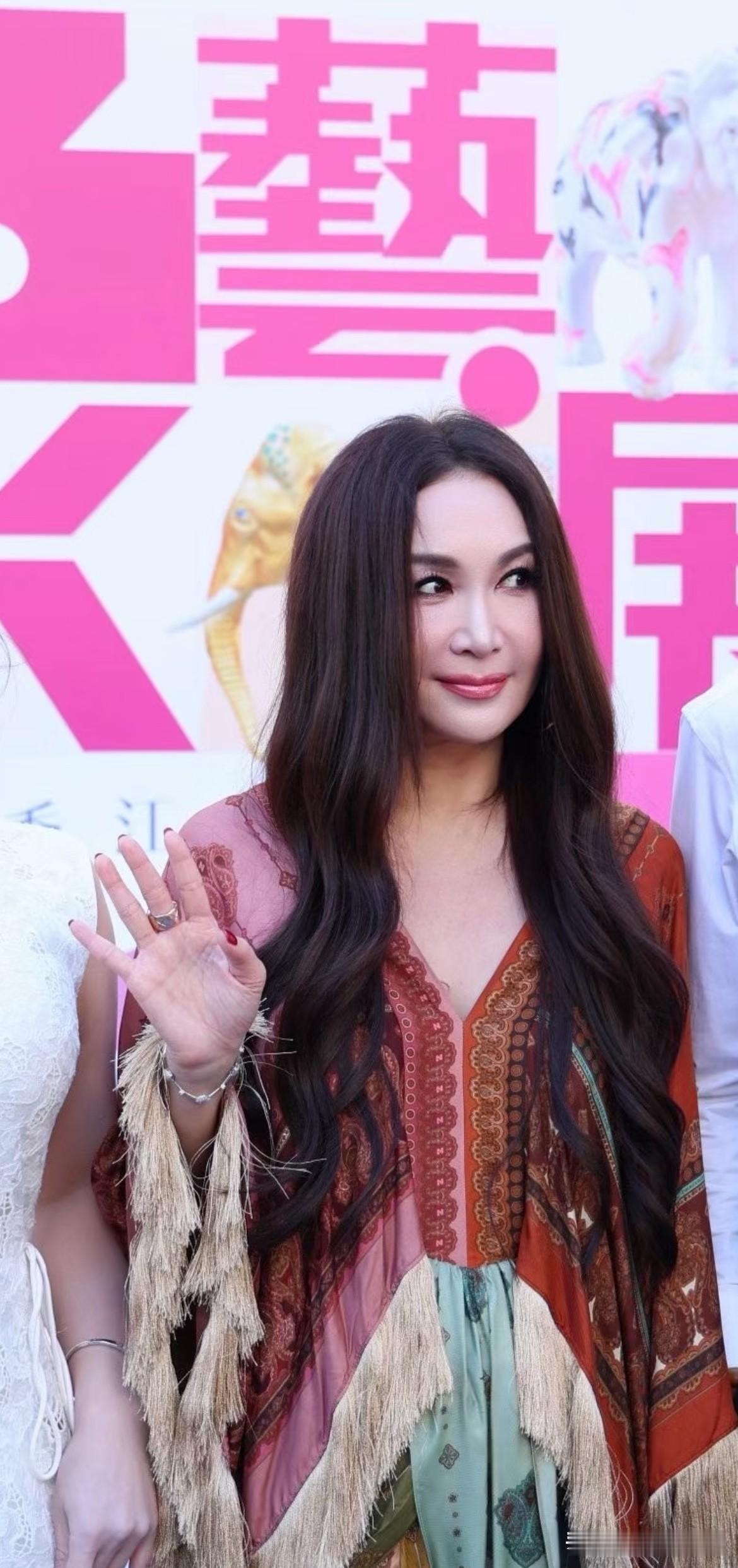 温碧霞的发量太惊人了！

60岁的温碧霞最吸引我的不是她的容貌，身材，而是一头长