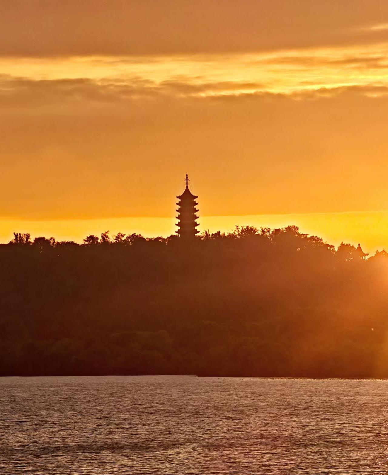 ​一轮落日染金波，古塔临风沐晚霞，晚风治愈所有匆忙
​橘色落日漫过江湾，古塔藏尽