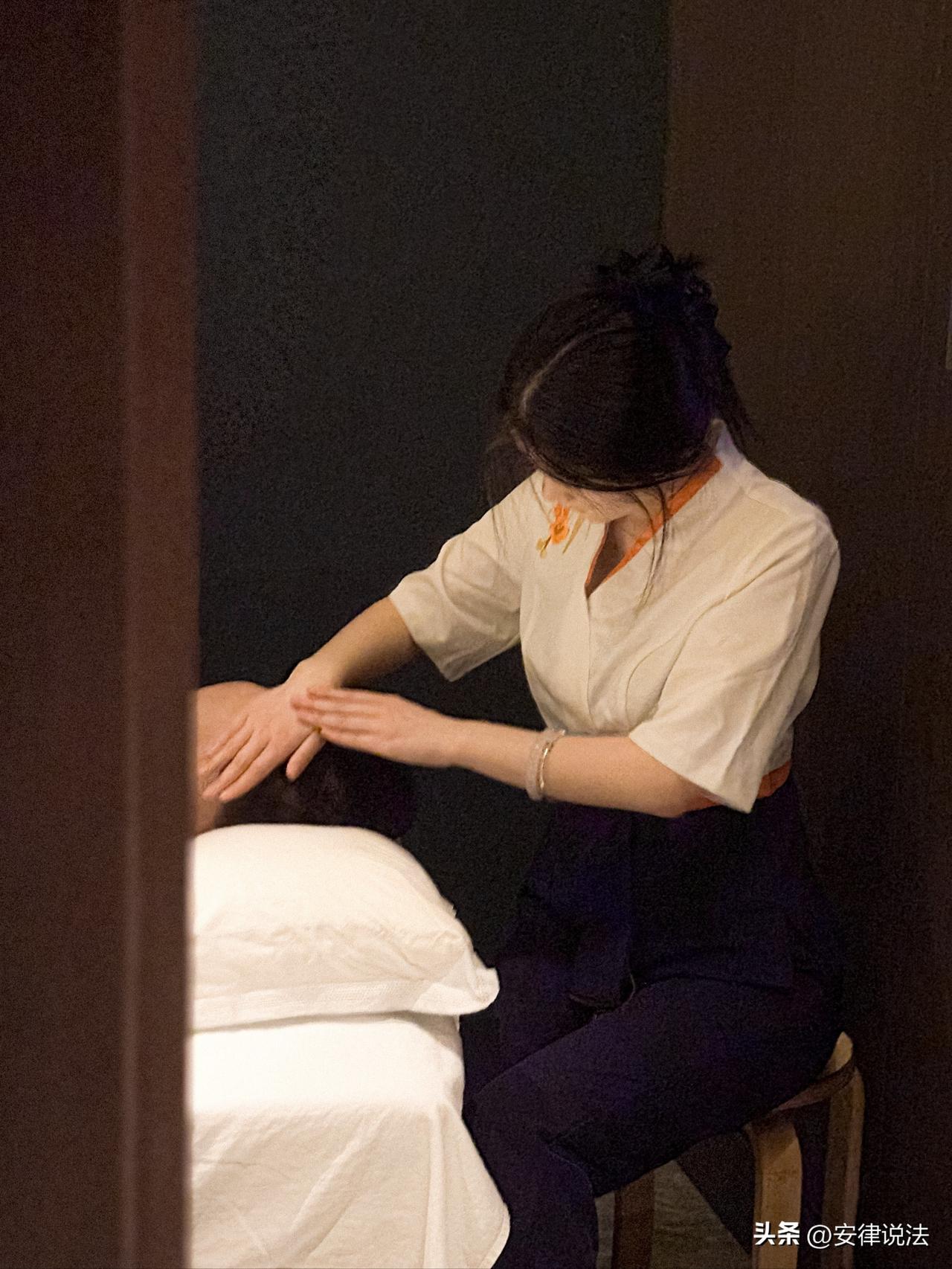 北京，一男子经过一家足疗店的时候，看到站在前台的老板娘长得很漂亮，就走进店内还带