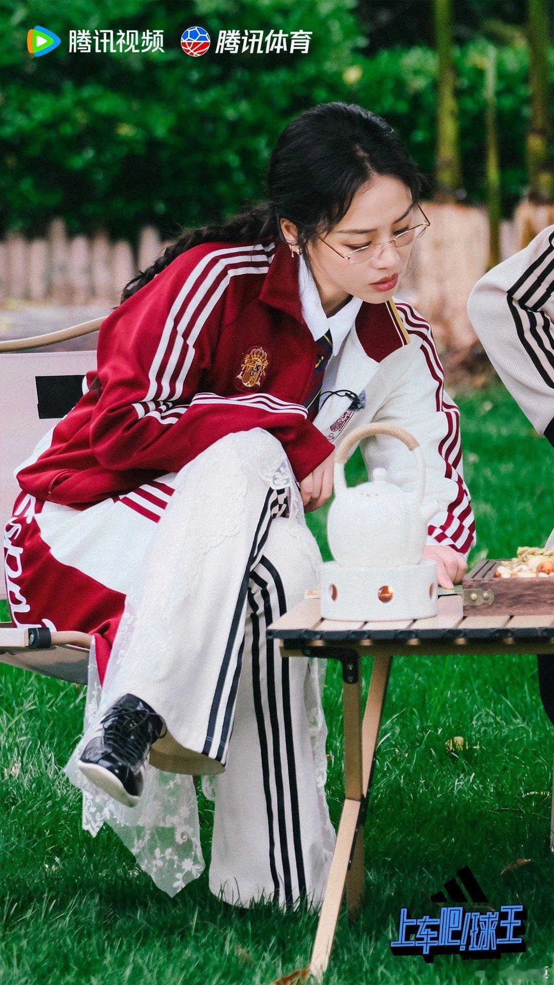 马思纯把球衣穿成了夏日高定 马思纯再次证明，真正的时尚icon从不被单品定义。一