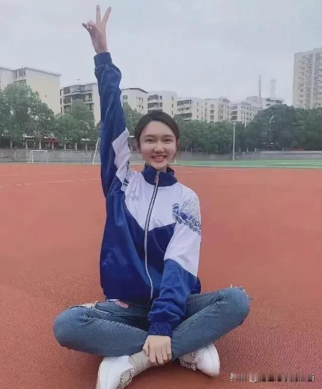 平时舞台上看到那么精致大方的龙洋，原来素颜照这么普通，看起来就像素人一样，没有周