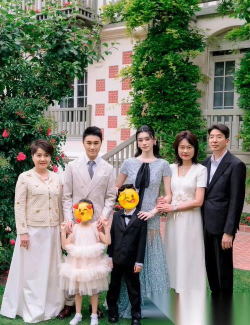 奚梦瑶家境 “国际超模”奚梦瑶出身上海经商家庭，是家中的独生女。虽然不及“小计土
