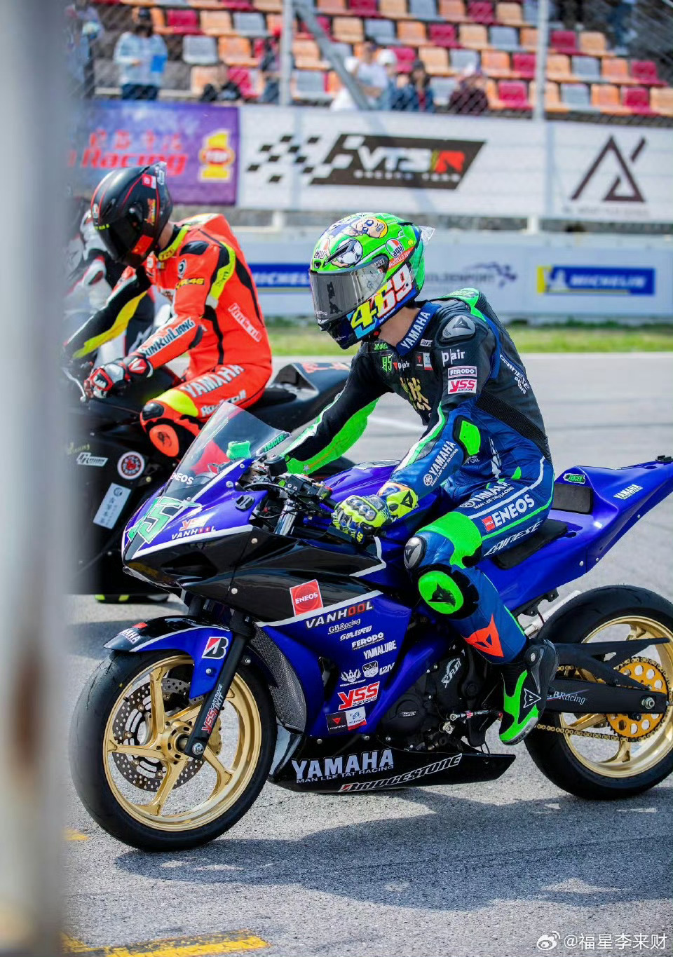 阎鹤祥从未否认自己是王一博 阎鹤祥的绿皮书藏着多少玄机？机车装配绿封面，和王一博