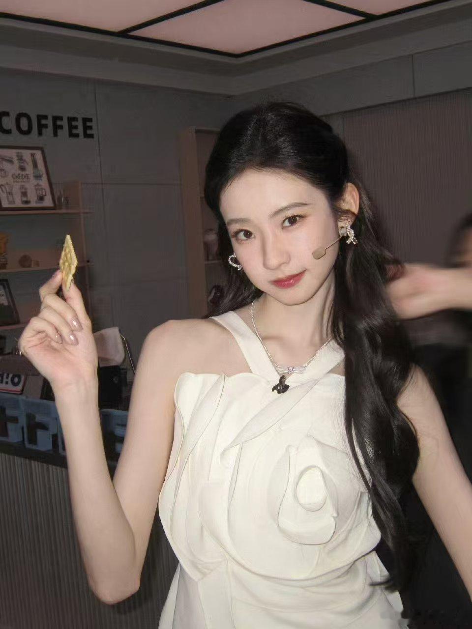 张艺凡和鸡斗上了你好星期六张艺凡这段笑到捶桌！为了气球鸡拼尽全力，表情管理失控，