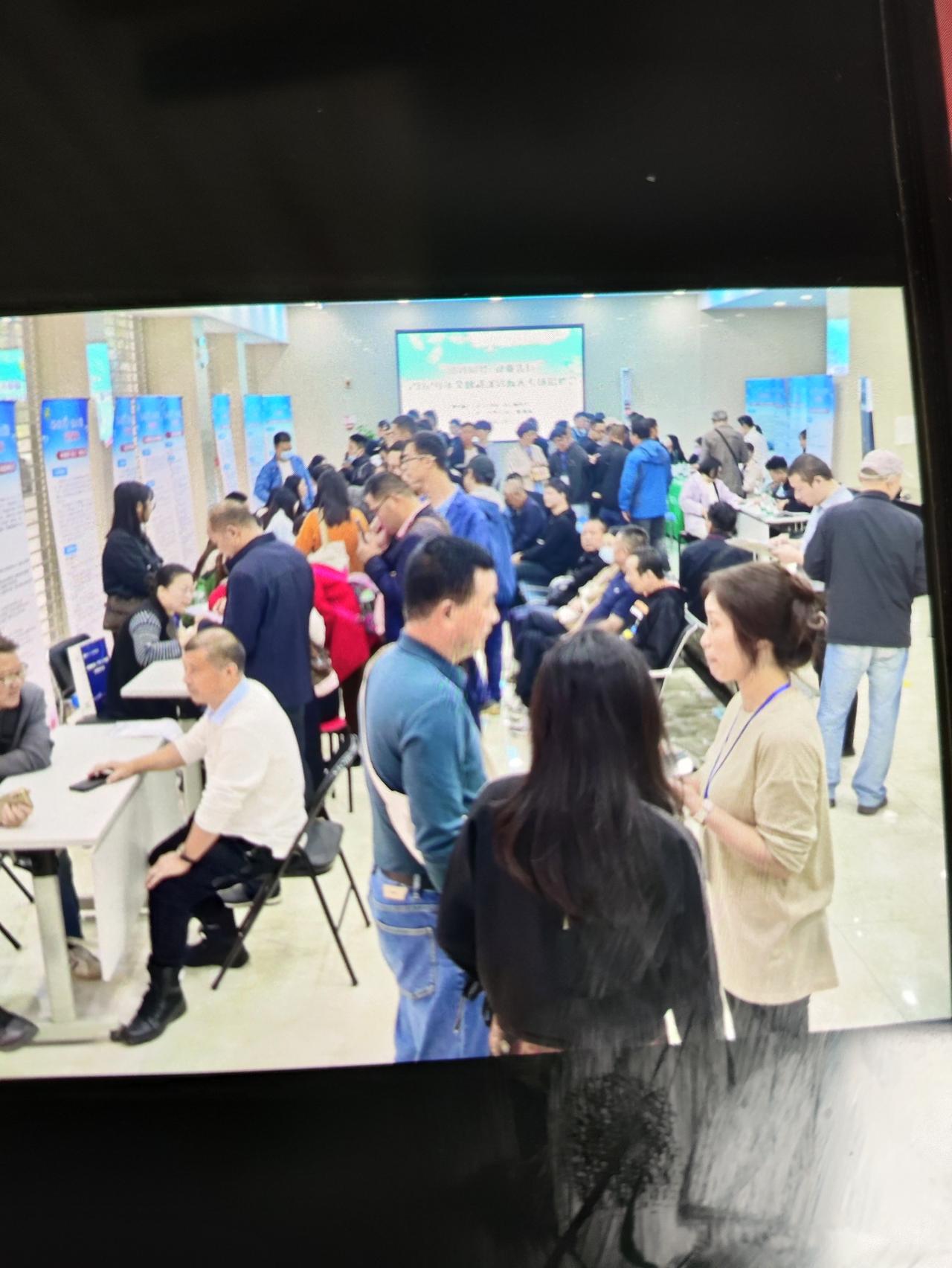 就业观念应当随着时代的发展而发展
许昌胖东来超市招聘后厨员工，数千名研究生蜂涌报