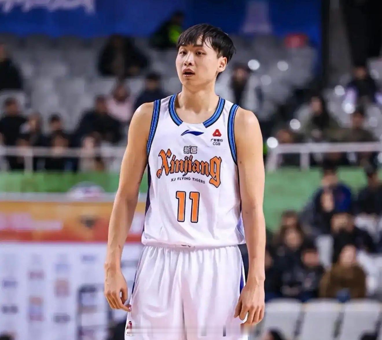 新疆男篮用顶薪续约前锋齐麟，他在2021年和新疆签下了CBA最长的5年B类合同，