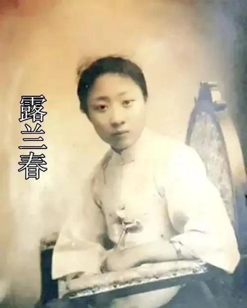 1916年，18岁的露兰春被48岁的黄金荣扑倒。迷糊中，她听到黄金荣痴笑着说：“