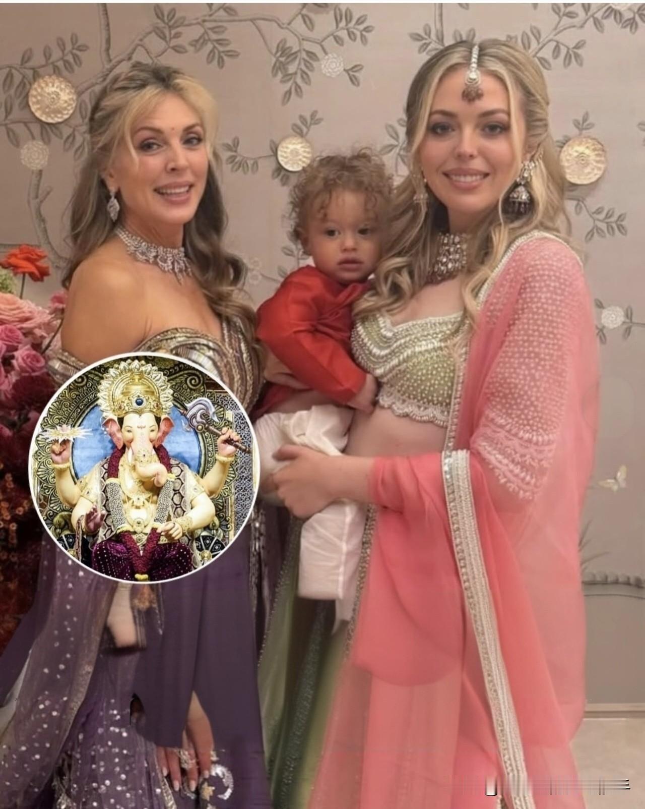 在印度孟买参加象神节时的特朗普前妻玛拉梅普尔斯和女儿蒂芙尼以及她的小外孙。母女俩