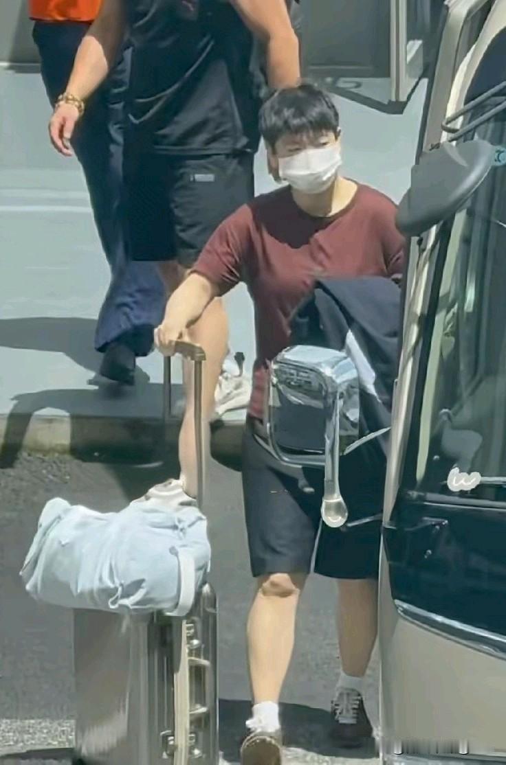 T2小分队三人奔赴上海封训。

T2小分队三人的衣品都是太好了。虽然三人都是一身