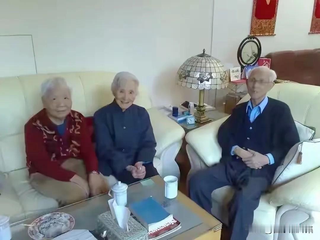 晚年时期的李佩（中）与数学家林家翘（右）梁守瀛（左一）夫妇的合影。林家翘1937