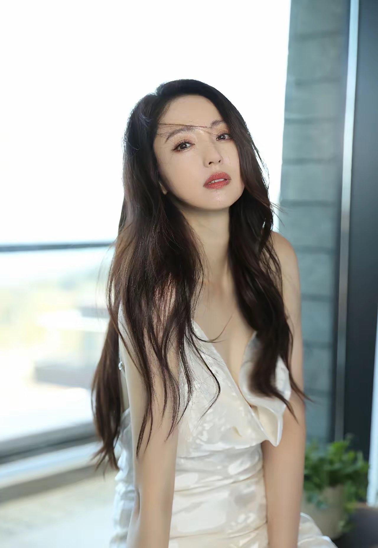 2003 年雪花女神龙的上官燕是她的惊艳开篇，也是许多80后90后心中的“武侠女