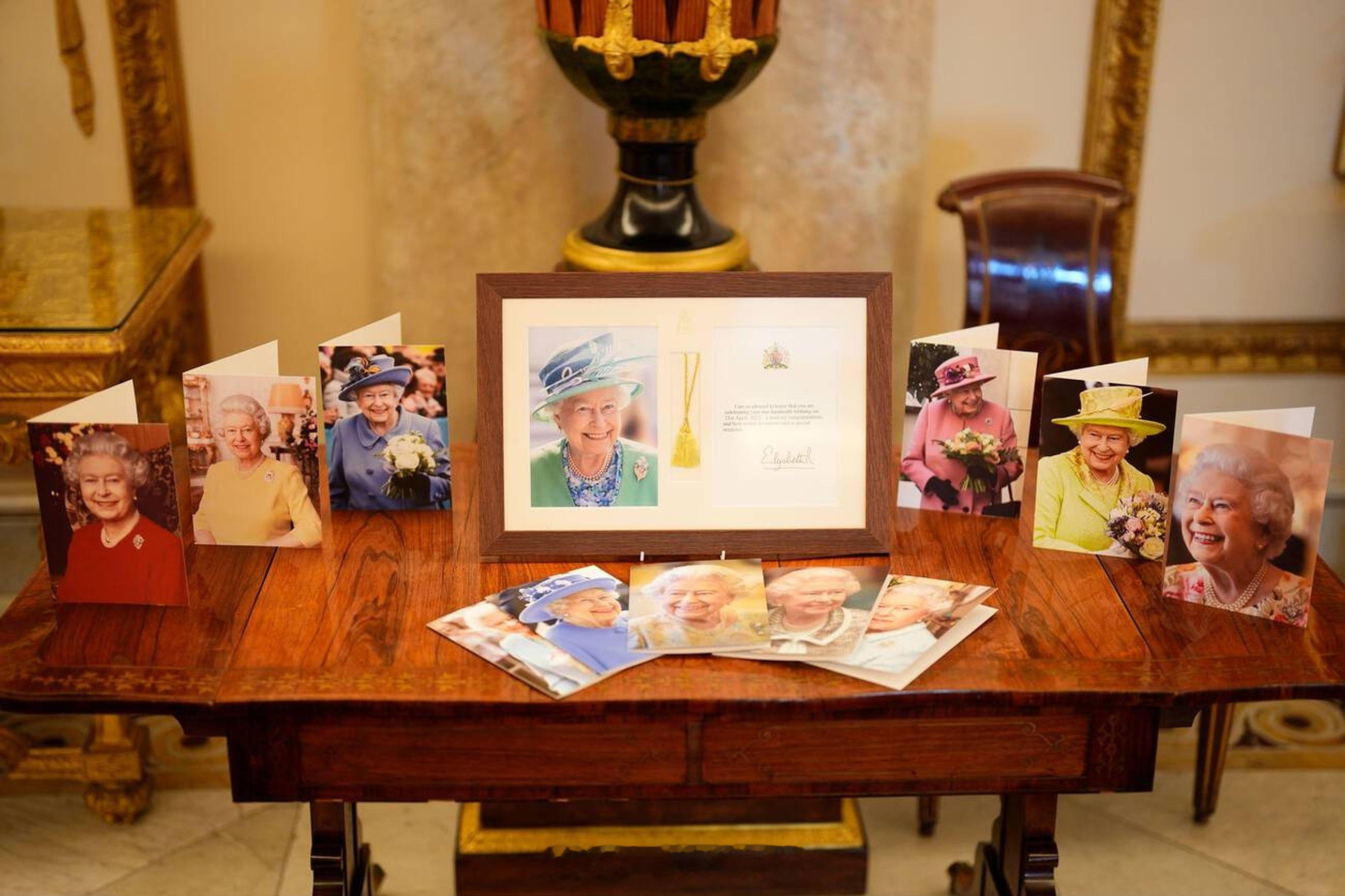 英国王室  即将要送给百岁老人的伊丽莎白二世女王官方生日贺卡，正常来说是要用查尔