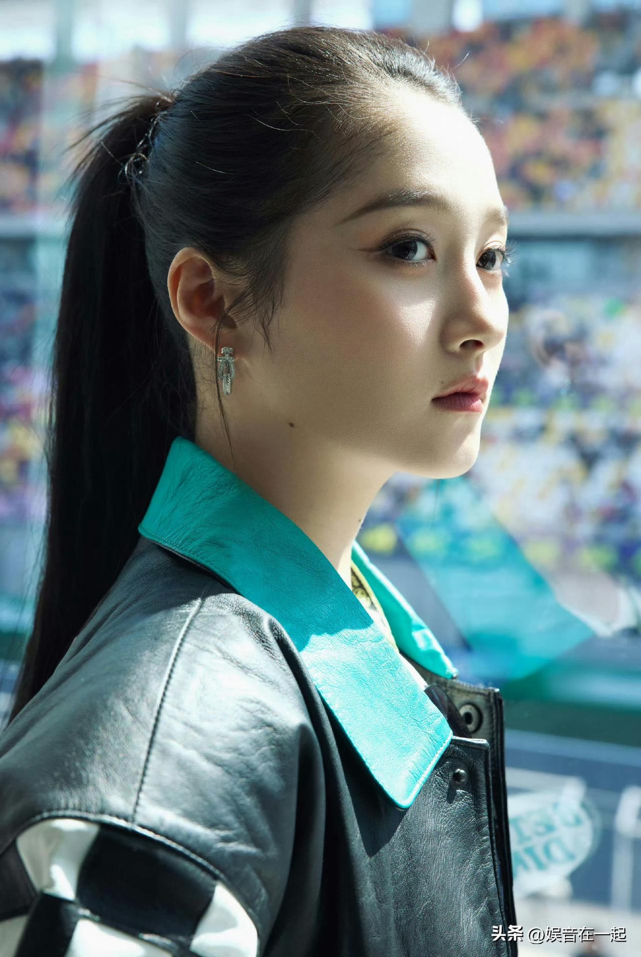 关晓彤这次在上海F1中国大奖赛现场的造型太绝了！一身酷飒机车风，黑色机车皮衣套装