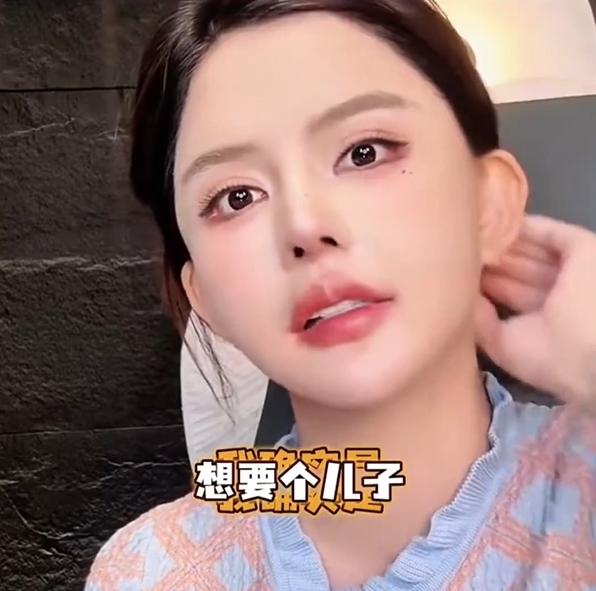 韩安冉在直播中坦言计划35岁前生七个孩子，而且希望有一个儿子，但是如果七个都是女