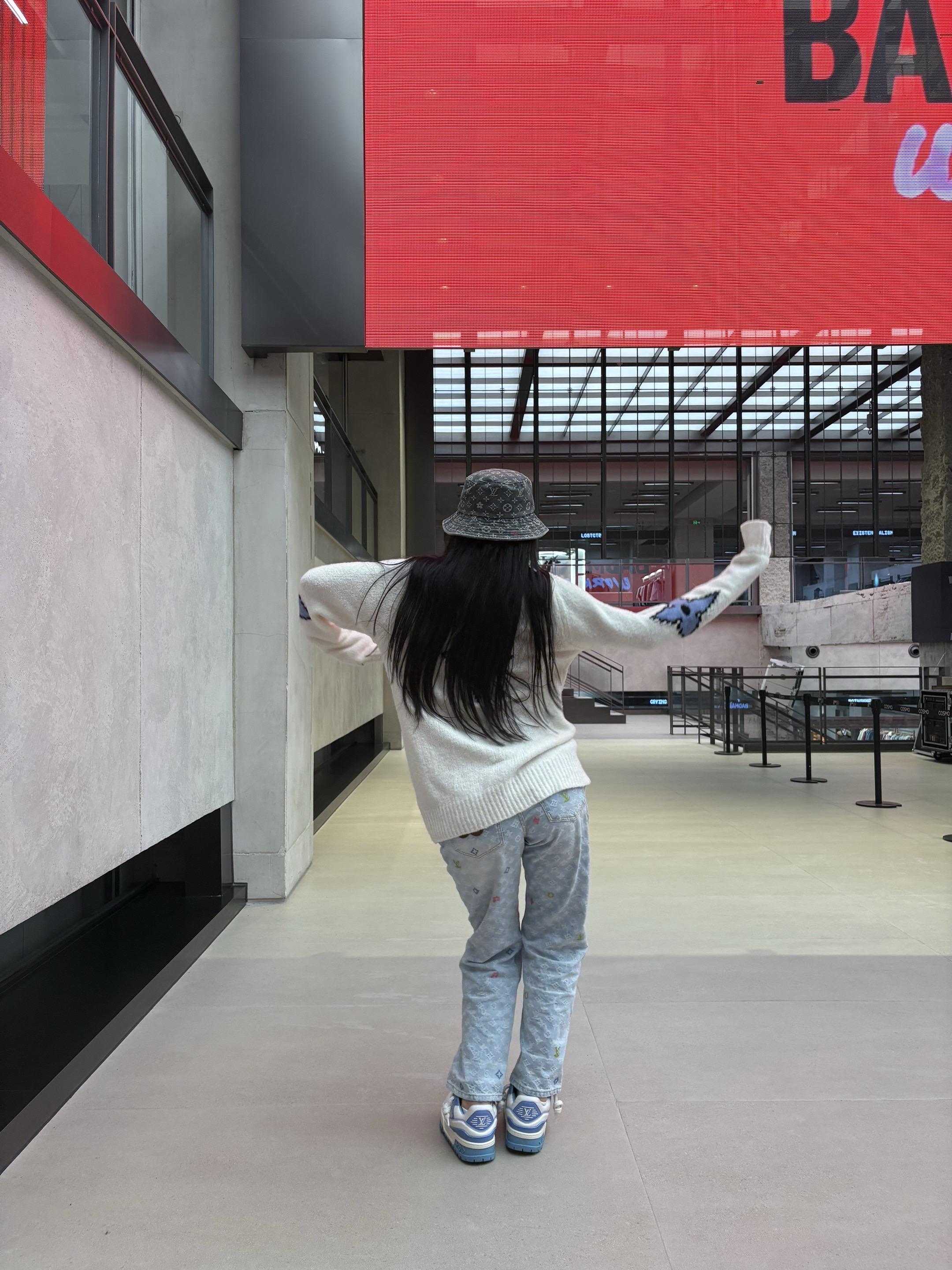 大家好 我是8号女嘉宾 来自尔滨成都 我的爱情宣言是：分币不挣就是花 ...