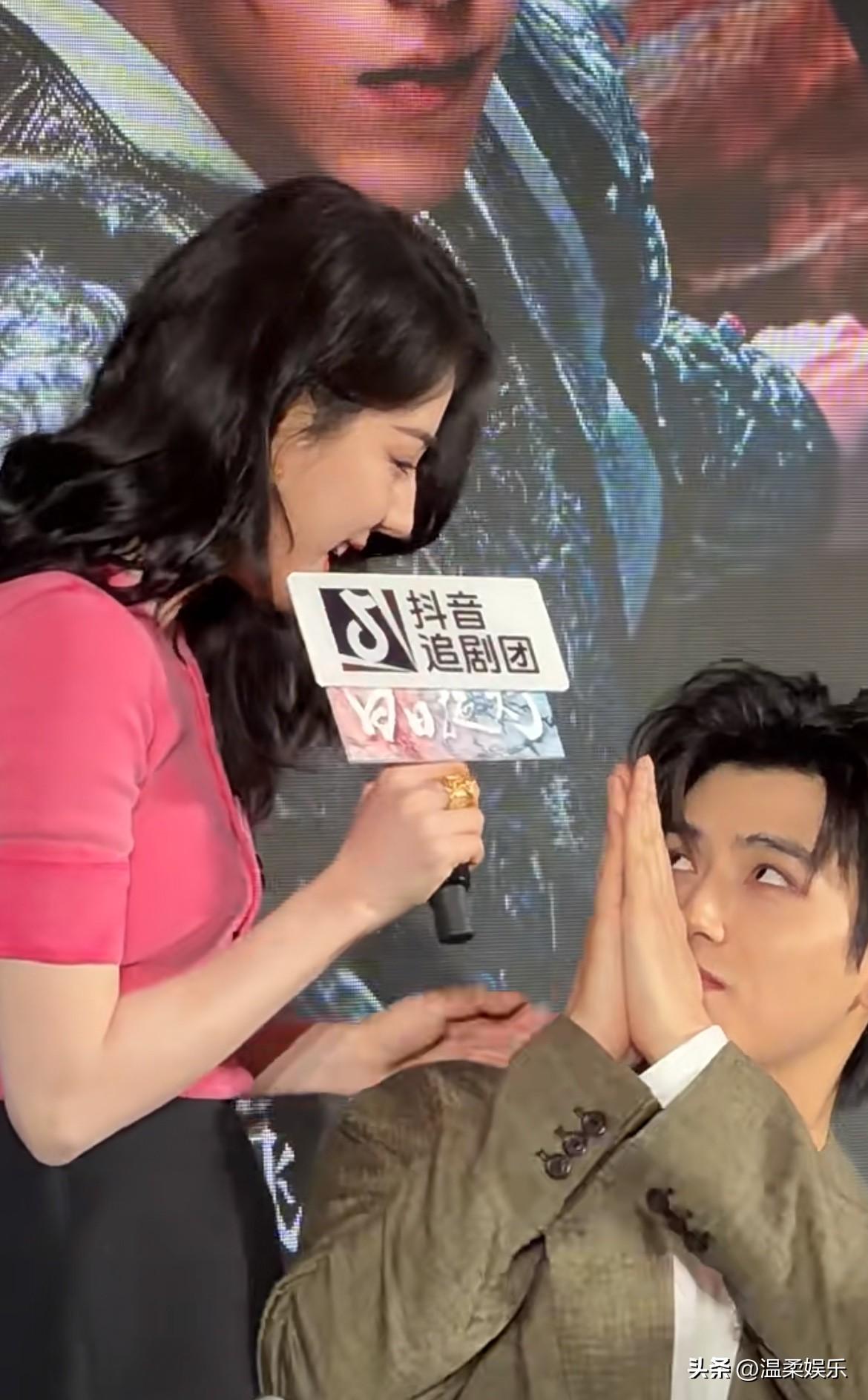 迪丽热巴化身山歌天后，现场给陈飞宇唱起了生日快乐🎈歌，陈飞宇双手合十求她不要唱