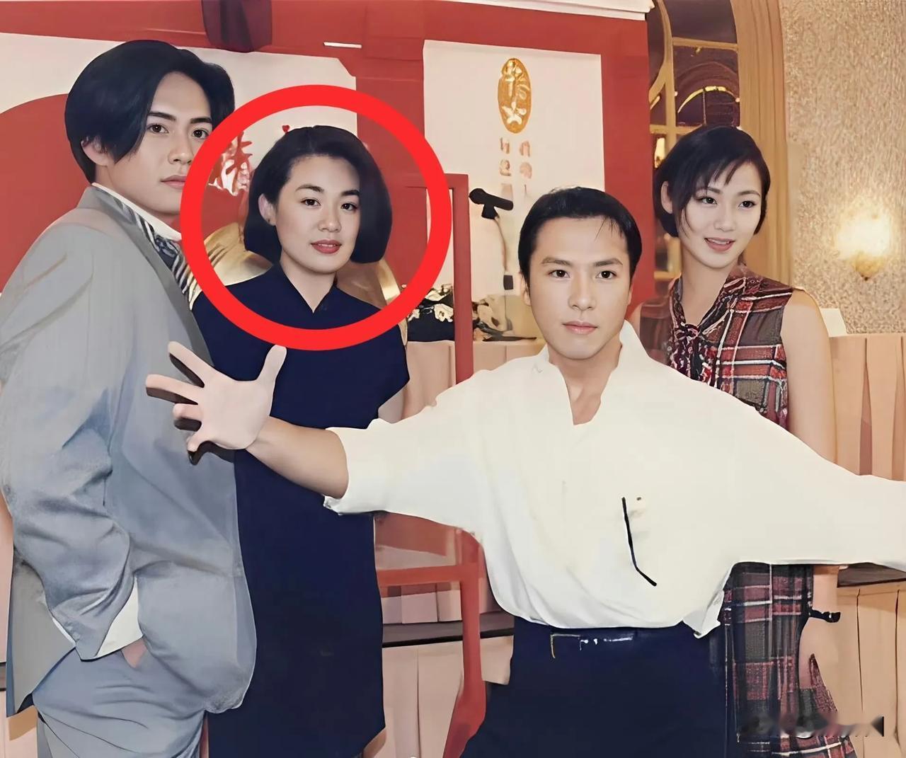 当年33岁丛珊的也算是熟女中的精品了，浑身散发着成熟女演员的魅力 。面容清秀耐看