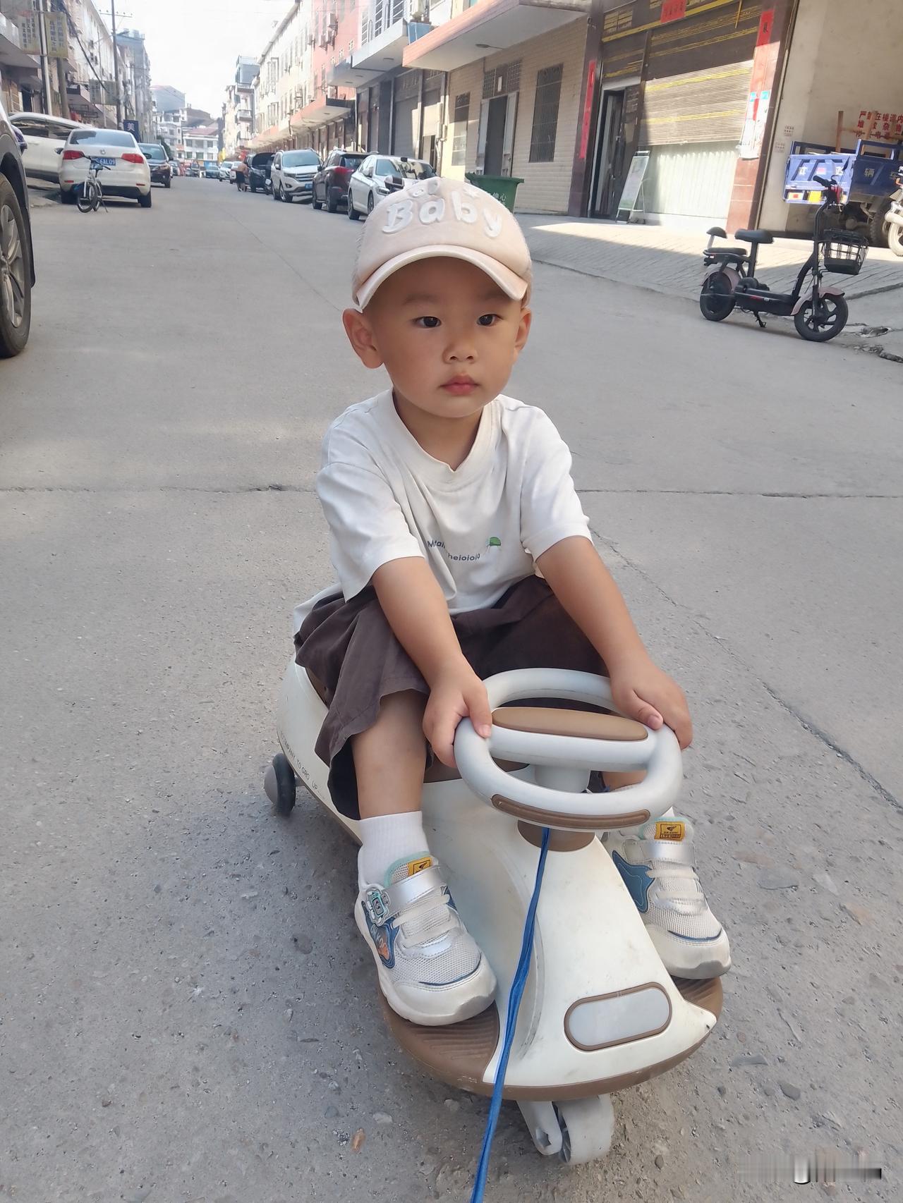 孙孙缺玩伴，爷爷好为难

开学了，木子的玩伴上幼儿园了，他一下寂寞起来，爷爷为他