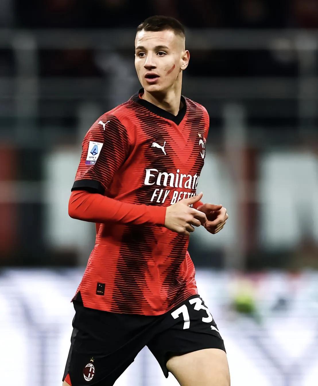 15岁260天！AC米兰小将卡尔马达成为意甲历史上最年轻的出场球员。15岁就在意