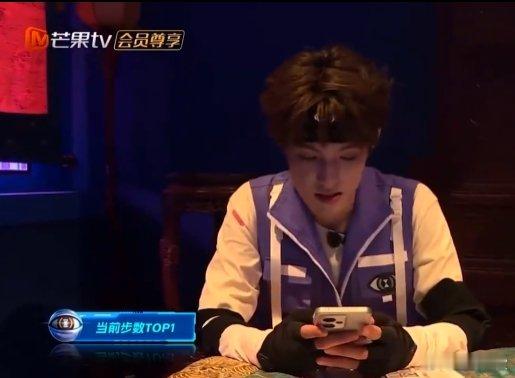 张泽禹打字感谢粉丝 张泽禹全员加速中录制暖心回应 在《全员加速中》录制现场，张泽