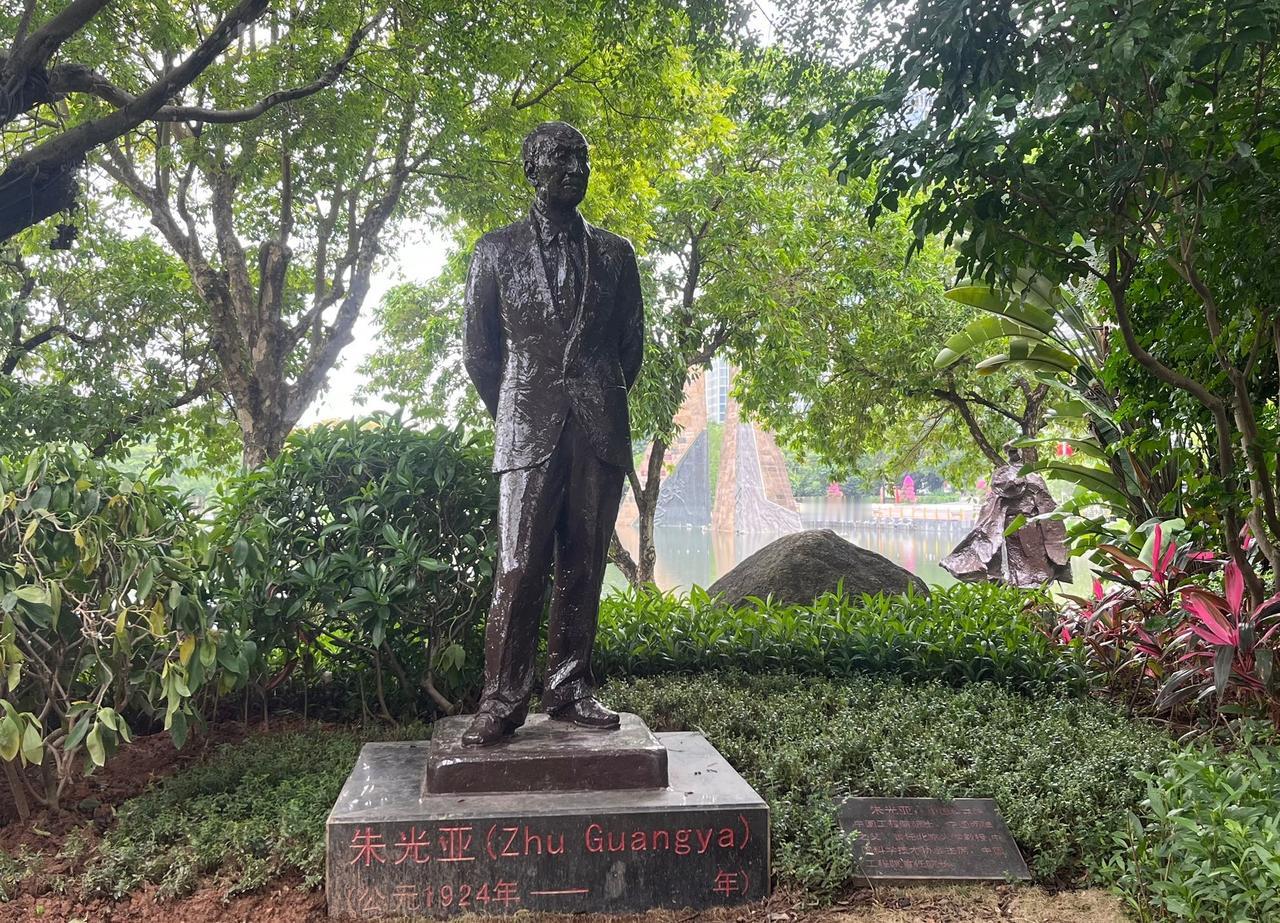 中国工程院首任院长朱光亚的雕像在广州市黄埔区科学城广场。
朱光亚（1924年12