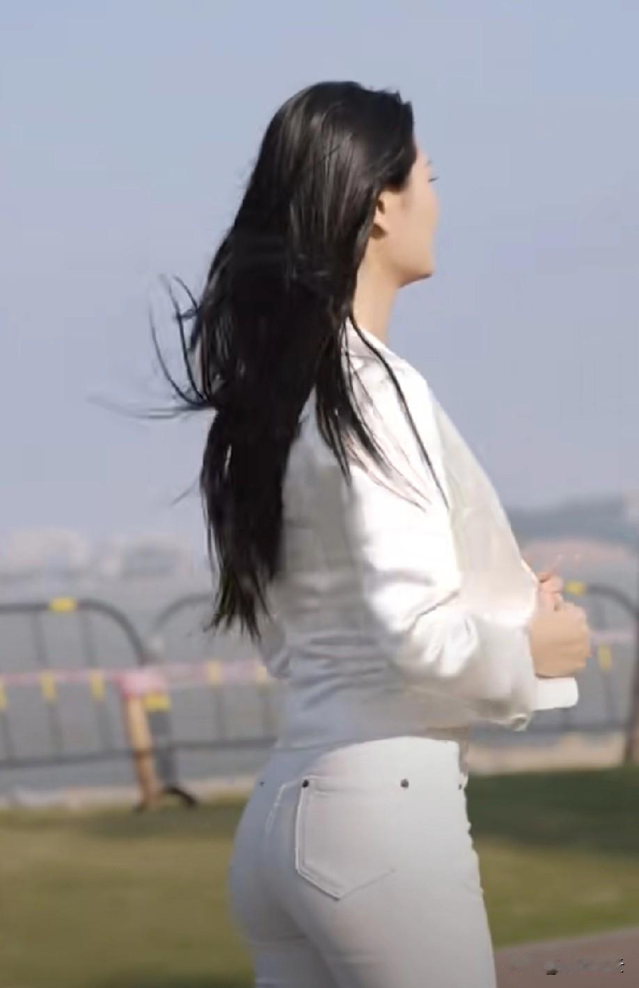 人到中年，
早过了靠眼观耳听判人的年纪。
那些嘴甜的客套、精致的伪装，
在柴米油