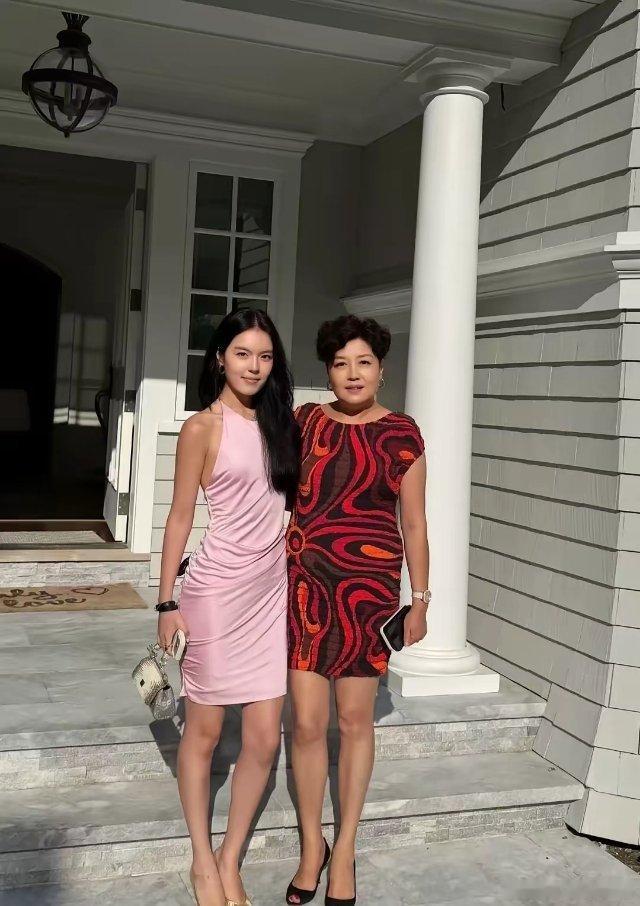 李咏的老婆和女儿，罕见晒同框照，母女俩这状态都太好了！哈文罕见在社交媒体，晒和女