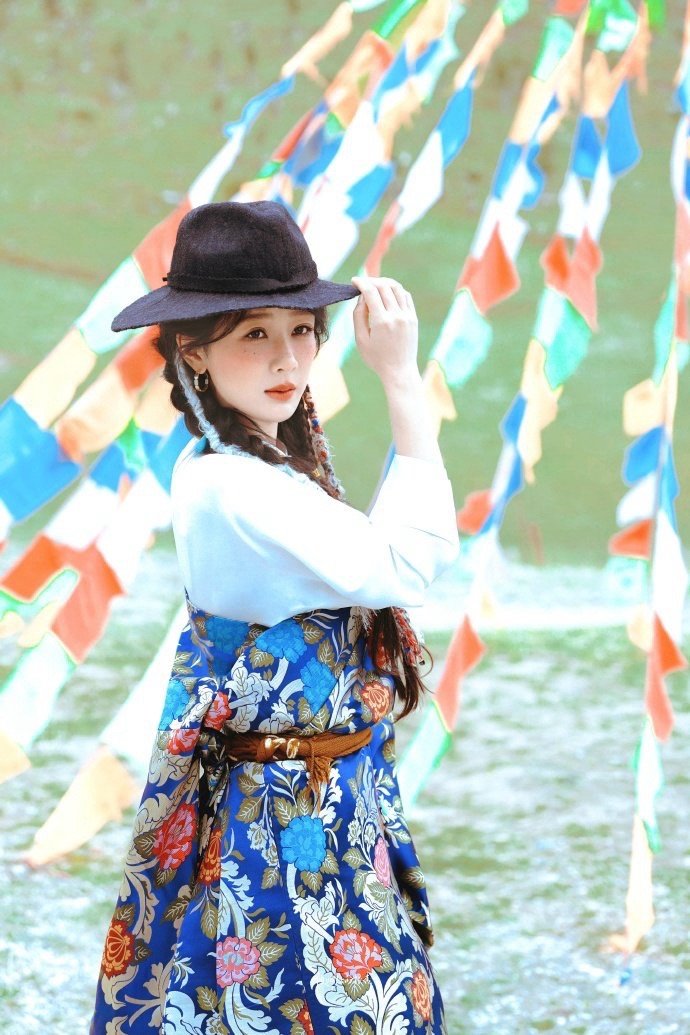 杨紫玉兰花开君再来 💜杨紫董竹君 我在等微风，也在等温柔四季的你𝓘 𝒶𝓂