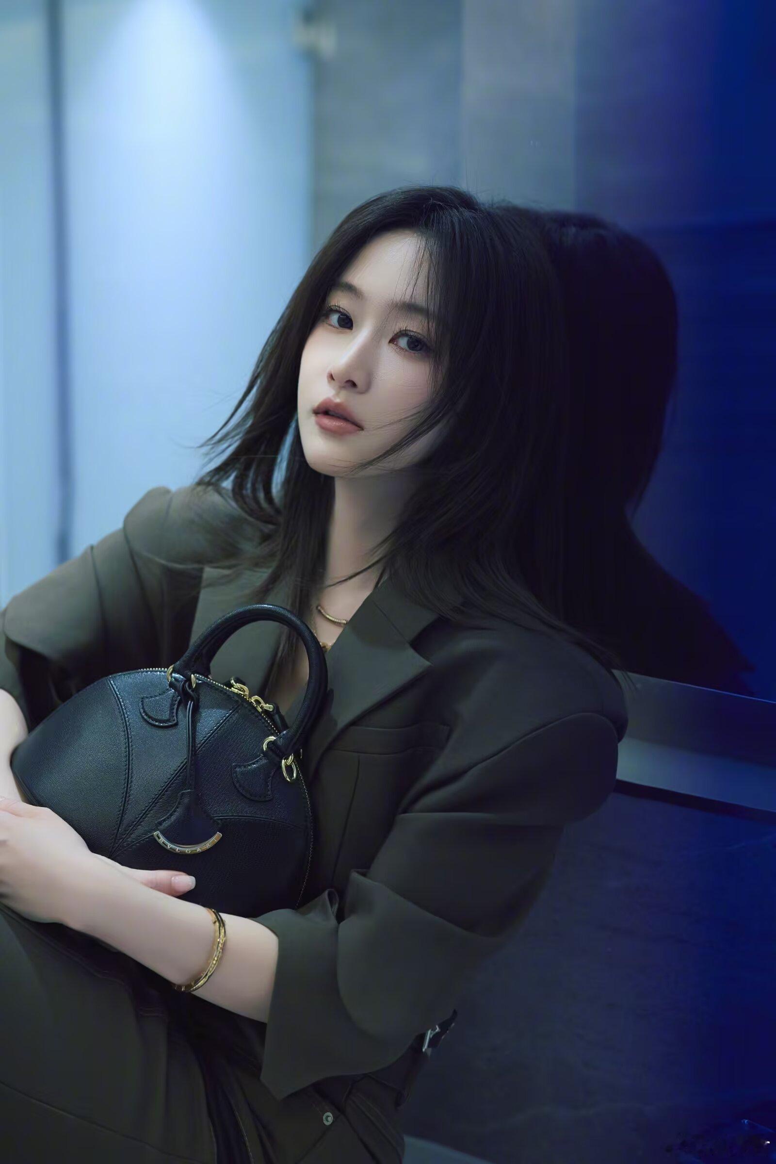 刘美含[超话]  刘美含的长相简直也太高级了吧，这下颌线简直也太完美了 ​​​