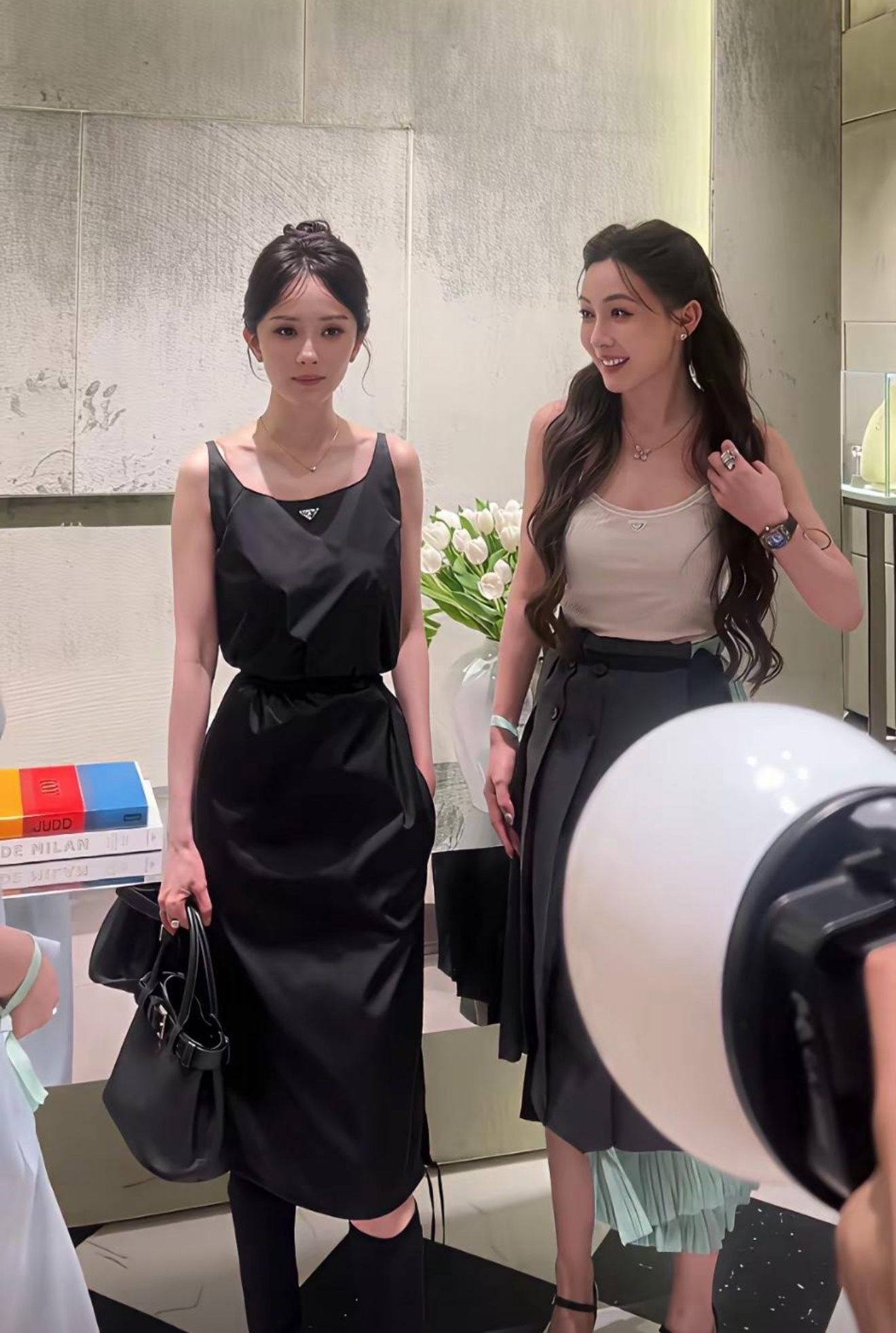 杨幂就是这么权威，脸就是小到任何人往她旁边站都会有压力 