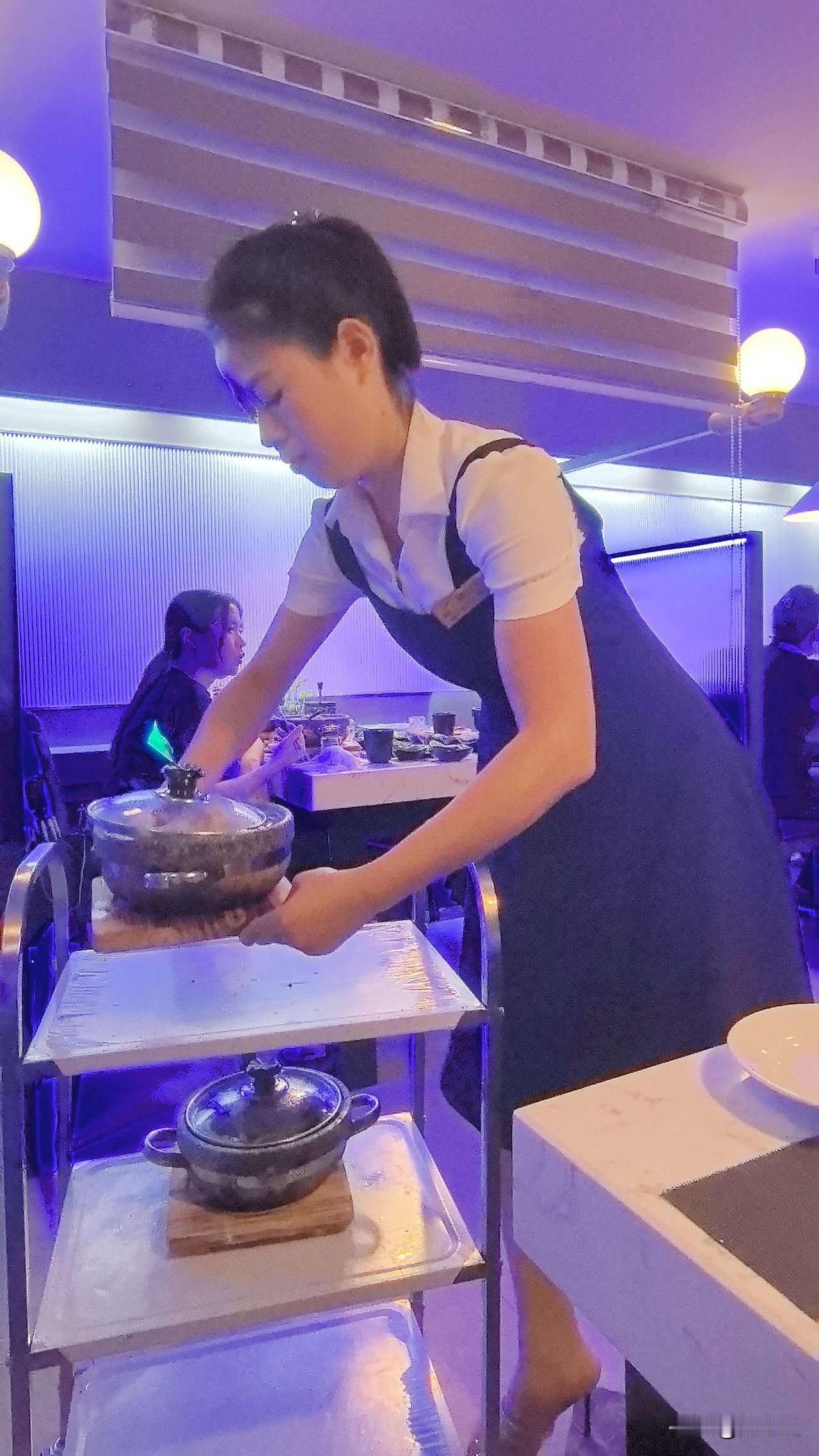 今天
朋友发来图片
他在平壤的人参鸡汤店🍲
社会主义的荣华富贵