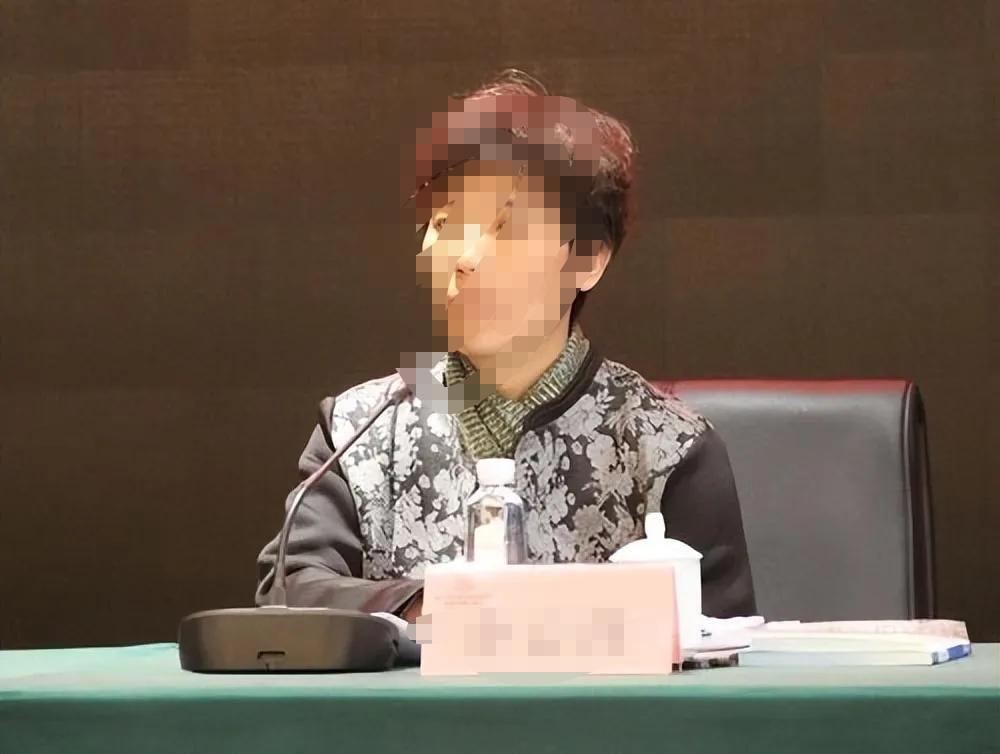 同学的妻子在局里任局长，工作雷厉风行，很得领导和社会认可。
同学的妻子很干净清爽