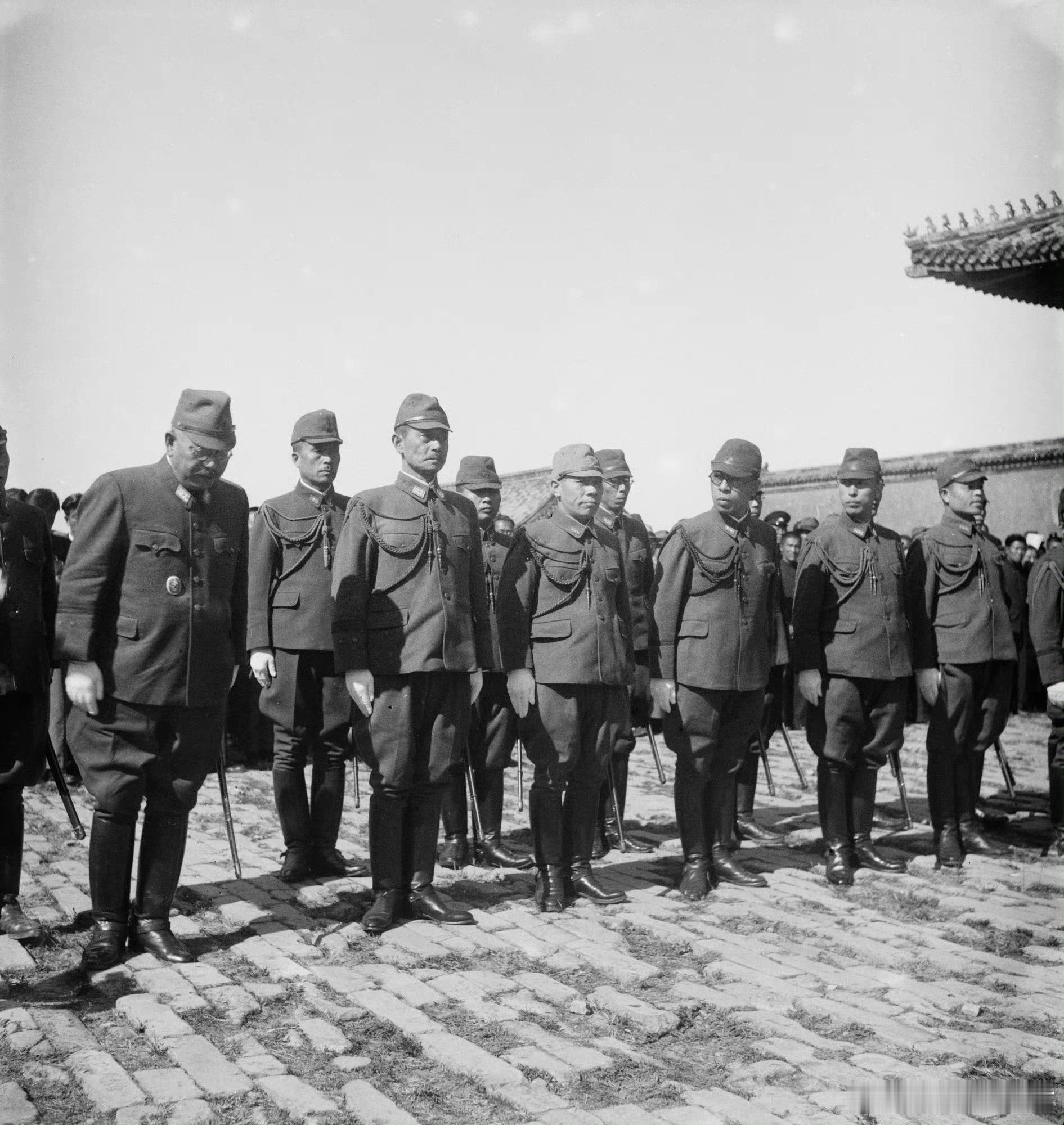 1945年10月10日，Hedda Morrison镜头下的华北日军在故宫太和殿