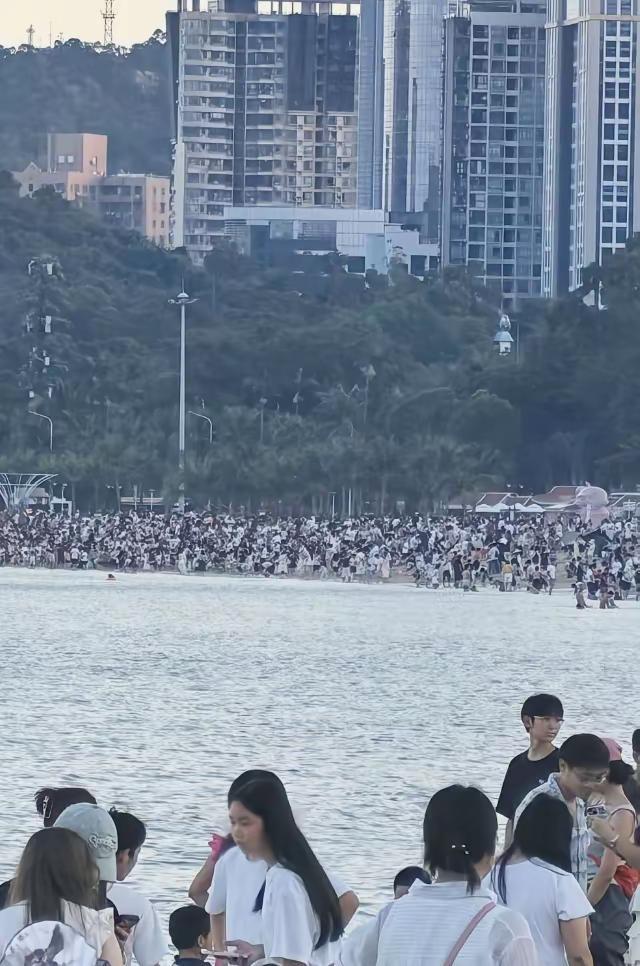 朋友们，听劝啊！国庆前三天，真的不要到珠海的海边来。 今天我替大家去看了，真的是