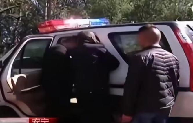 “给条活路吧！”云南昆明，一男子掏空家底承包160余亩林地，栽种梨树，两年后男子