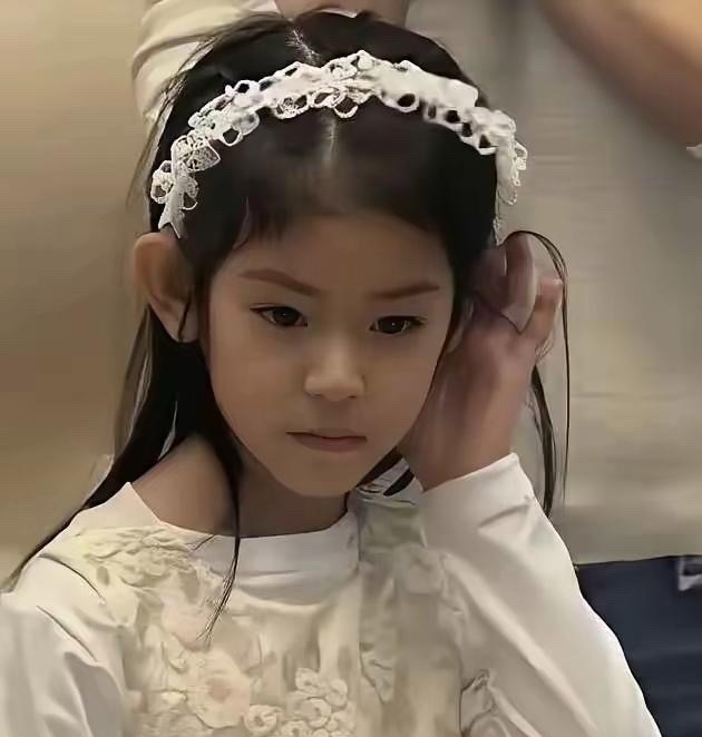 霍建华和林心如家的小海豚真是不如父母好看，虽然脸庞像妈五官像爸，但组合在一起看着