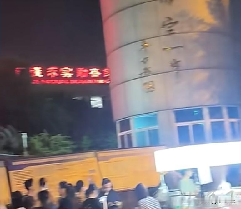 近日，保定一中家长群聊天截图显示，一家长称自己是保定市人民医院纪委书记，孩子妈妈