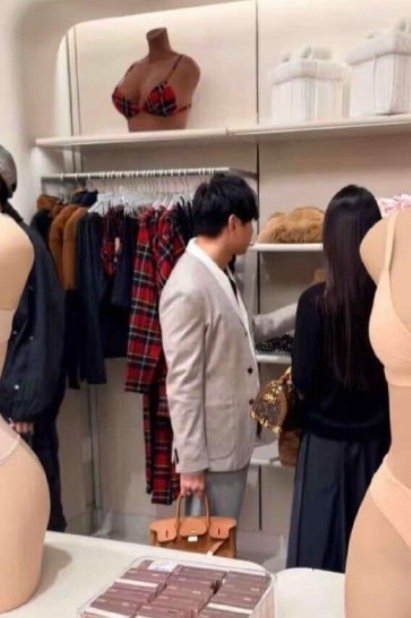 林俊杰官宣恋情林俊杰七七恋情梳理 2024至2025年，七七多次现身林俊杰全球巡